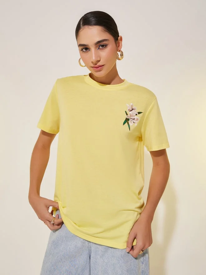 تايك تو تيشيرت بأكمام قصيرة وتطريز زهري